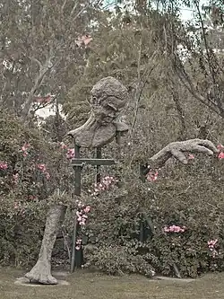 Sculpture Bann marronér, réalisée en bronze par Nathalie Maillot et Nelson Boyer. Cette œuvre située dans l'ancienne habitation Desbassayns, à La Réunion, rend hommage au esclaves marrons. En effet, les hauteurs de l’île sont connues pour être les terres de marronnage.