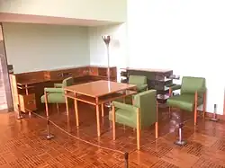 Mobilier du hall-salon.