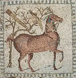 Panneau de cheval avec à l'arrière-plan l'équipement d'un oiseleur