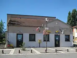 Vue d'un bâtiment de services publics : enseigne « agence postale ».