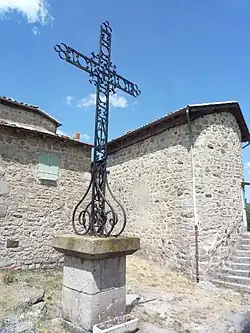 Une croix dans le village.