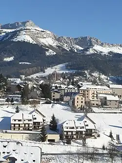 Photographie d'un village enneigé.