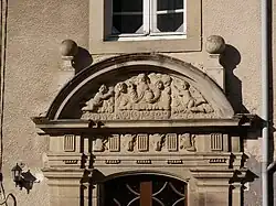 Fronton du portail de l'abbatiale.