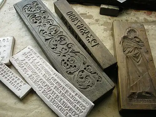 4) Matrices pour l'estampage des décors.