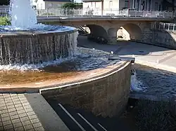 Fontaine et jets d'eau.