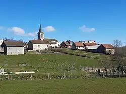 L'église et le bourg.