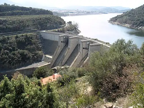 Vue rapprochée du barrage.
