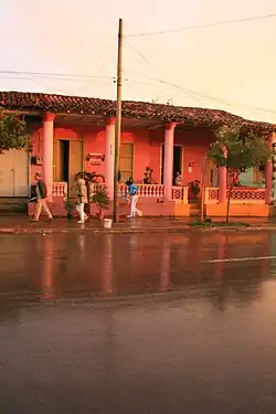 Pluie de février dans la rue principale