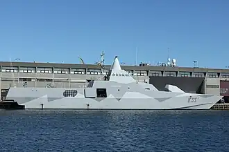 Ouverture sur le flanc d'où sont mis à l'eau les drones