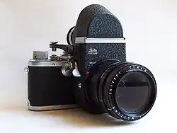 Visoflex II sur un Leica IIIf avec un objectif de 65&nbsp;mm f/3.5 Elmar.