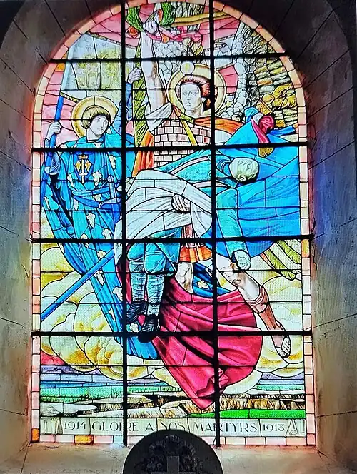 Saint-Michel et Jeanne d'Arc portant un soldat mort, "Gloire à nos martyrs, 1914-1918", vitrail sur carton de Gabriel Girodon, église Saint-Martin, Gasny, Eure