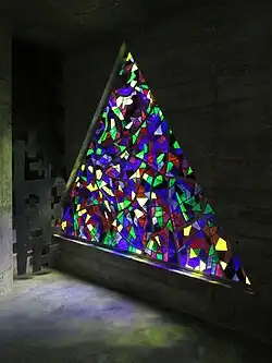 Vitrail triangulaire.