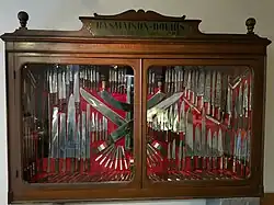 Photographie d'une vitrine remplie de couteaux.