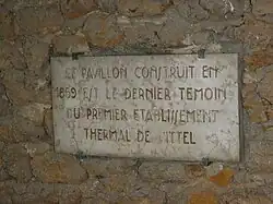 Panneau sur le pavillon de la Source des Demoiselles.