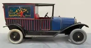 Voiture publicitaire pour les biscuits Rogeron.