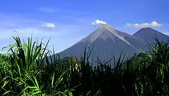 Vue du Volcán de Fuego (à gauche) et de l'Acatenango (à droite).