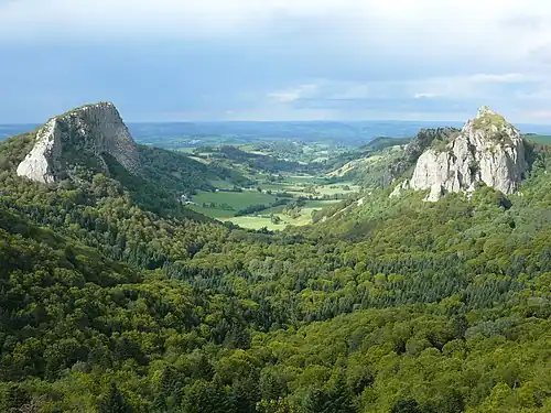 Les roches Tuilière et Sanadoire, dans les monts Dore, au centre-ouest.