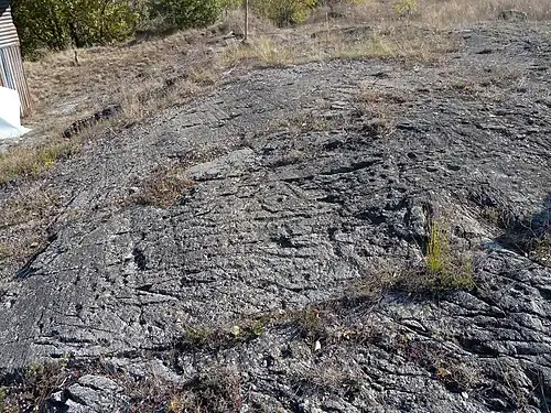 Sur le bloc principal, lissé par l’ancien glacier, des gravures rupestres