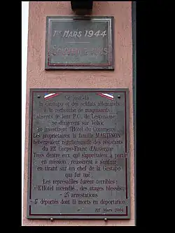 Plaque sur l'hôtel du Commerce reconstruit
