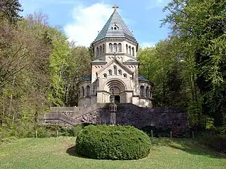 Votivkapelle vue depuis le chemin longeant le lac de Starnerg.