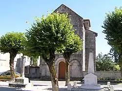 La façade de l'église.