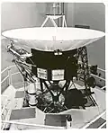 Vaisseau spatial Voyager 2. Le HGA (une antenne parabolique) est le grand objet en forme de bol.