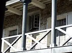 Vue des cellules à l'étage, cour centrale.