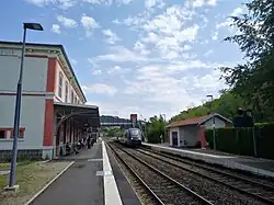 Vue Intérieur de la gare avec un X 73500 à quai.