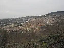Photographie du centre-ville de Thiers avec l'ancien hôpital visible au centre de ce dernier.