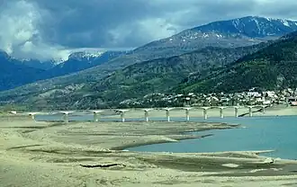La RN 94 franchit le pont de Savines.