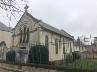 Vue de trois-quart du temple protestant.