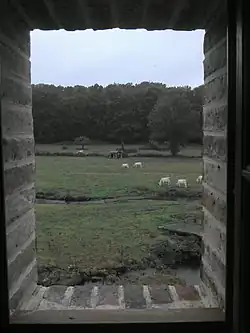 La Charentonne visible au premier plan.