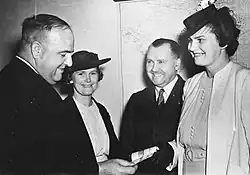 Une photographie en noir et blanc d'un groupe de personnes.