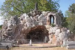 Réplique de la grotte de Lourdes, cimetière.