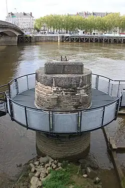 Pile rive gauche avec la passerelle et les restes des tiges d'ancrages des pylônes.