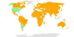 Carte du monde montrant les signataires de la convention-cadre de l'OMS pour la lutte antitabac en vert (dont les États-Unis, l'Argentine, Cuba, le Maroc, et la Suisse), les membres engagés en orange (la majeur partie du globe), et les pays ni signataires ni membres en gris.