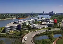 bâtiment important de 3 étages, près d'un cour d'eau et d'un pont