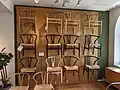 Chaises Wishbone exposées à Illums Bolighus