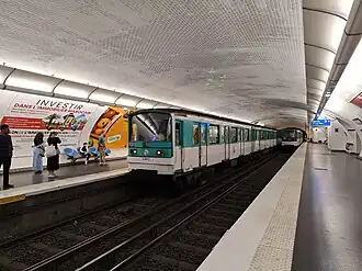 Entrée d'une rame MF 67 en direction de Gallieni.