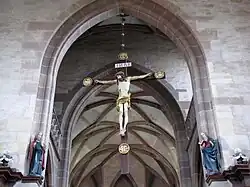 Christ en croix (XVIe) entre saint Jacques et saint Philippe (XVe).