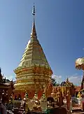 Le « Chedi d'or » de style Lan Na, au centre du temple.