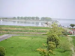 Photo couleur d'un étang entouré de verdure.