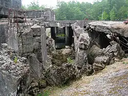 Ruines de la gare fortifiée au nord du blockhaus.