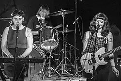 Deux femmes de face.