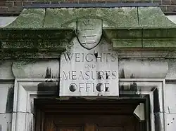 Entrée de l'ancien bureau des poids et mesures dans le Middlesex.