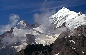 Le Brunegghorn à gauche et le Weisshorn à droite.