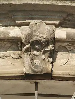 Clé d'arc de la porte cochère.