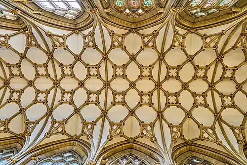 La voûte du chœur présente une forme unique, peut-être inspirée des toits en bois.