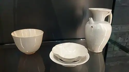 Céramiques blanches des fours de Xing (Hebei) servant à la consommation du thé, datées de la période Tang ; de gauche à droite : coupe, bol avec soucoupe, cruche. British Museum.
