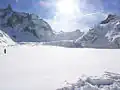 Skieurs au pied de la cascade de glace des séracs du Géant depuis le glacier du Tacul.